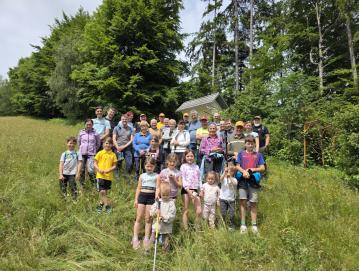 Več kot 50 udeležencev se je zbralo na tradicionalnem srečanju čebelarjev ČD Blegoš. Foto: Martina Kolenc Novak