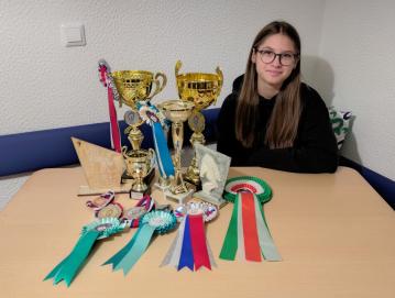 Leni je v konjeniškem športu dosegla že lepo število visokih tekmovalnih uvrstitev. FOTO: JURE FERLAN