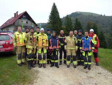 Štab GZ Škofja Loka s pridruženimi člani je vajo vodil z lokacije ob koči na Blegošu. FOTO: JURE FERLAN