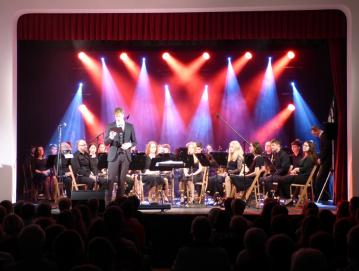Koncert Pihalnega orkestra Alpina Žiri je v dvorano Sokolskega doma privabil številno občinstvo. FOTO: JURE FERLAN