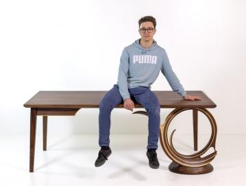 Tobija Štalec je idejo za mizo s krivljeno nogo dobil na YouTubu. FOTO: DIMITRIJ JERAJ