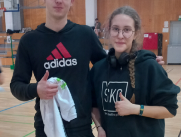 Ožbej Drmota in Eva Ušeničnik, najboljša v badmintonu na Osnovni šoli Ivana Tavčarja FOTO: ARHIV ŠOLE