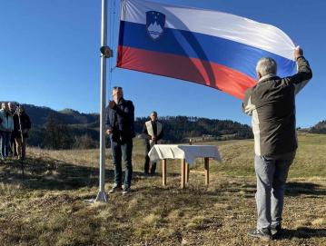 Pri Podčrtarju v Podjelovem Brdu od konca lanskega leta plapola slovenska zastava.