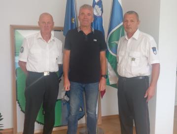 Predsednik OZVVS Škofja Loka Pavle Jereb (na levi) in podpredsednik Janez Dolinar (na desni) pri županu Milanu čadežu FOTO: ARHIV ZDRUžENJA