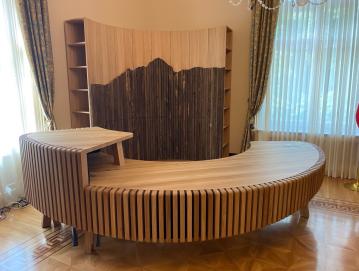 V pisarni Viševnik kraljuje miza, v celoti izdelala iz hrasta, posekanega v Čabračah. FOTO: OSEBNI ARHIV