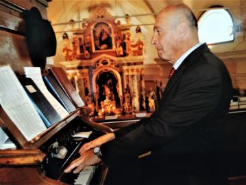 Organist Maksimilijan Rupnik je prejel nadškofijsko priznanje za 35 let orglanja in vodenja cerkvenega pevskega zbora v Stari Oselici. Foto: arhiv Maksimilijana Rupnika