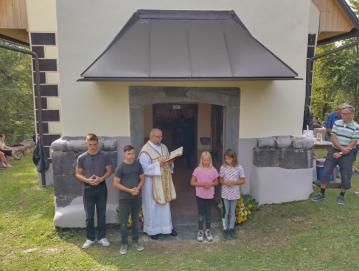 Nova vrata in nadstrešek je blagoslovil tratarski župnik Marjan Lampret. FOTO: JURE FERLAN