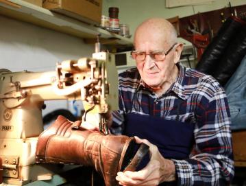 Gregorij Pustovrh – eden zadnjih nosilcev tradicije nekdanjega gorenjevaškega Čevljarja, ki še dandanes popravi marsikateri par čevljev. Foto: Vito Debelak