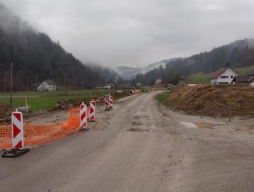 Direkcija za infrastrukturo je konec februarja začela obnavljati še nov odsek ceste proti Todražu. FOTO: JURE FERLAN