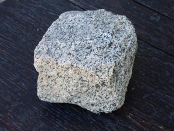 Granitna (ali granodioritna) kocka iz tlaka na mostu čez Soro
