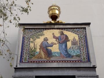 Papeška krona je nameščena nad mozaikom s prizorom Kristus izroča ključe sv. Petru, ki se nahaja nad glavnim vhodom v najstarejšo ljubljansko župnijsko cerkev. FOTO: JURE FERLAN