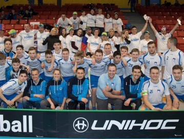 Skupinska fotografija slovenske reprezentance do 19 let in navijačev na svetovnem prvenstvu v floorballu 2019 v Kanadi