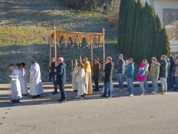 Prvič po drugi svetovni vojni je duhovnik z monštranco stal na mestu glavnega oltarja nekdanje cerkve, prizor s procesije ob zaključku misijona. FOTO: JURE FERLAN