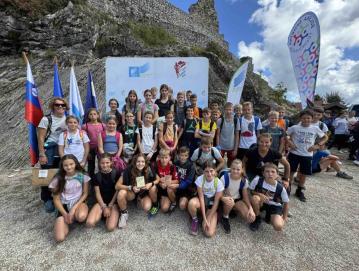 Učenci Osnovne šole Ivana Tavčarja Gorenja vas na šolskem državnem prvenstvu v gorskih tekih FOTO: ARHIV ŠOLE
