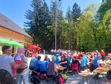 Pohodnike je pred Domom nad Zalo pozdravila budnica Pihalnega orkestra Alpina Žiri. Foto: arhiv TD Žirovski Vrh