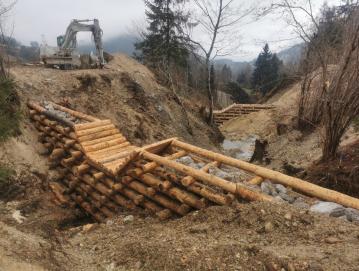 Gradnja pregrad pod mostom na Lazah FOTO: LIDIJA RAZLOŽNIK ČEFERIN