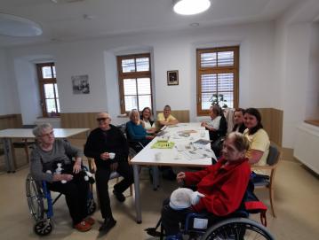 Prijetno druženje uporabnikov in zaposlenih v Hiši generacij ob kavi, branju in družabnih igrah FOTO: LIDIJA RAZLOŽNIK ČEFERIN