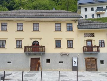 Šubičeva hiša in ploščad pred njo bosta 21. junija gostili Likovni živžav. Foto: Jure Ferlan