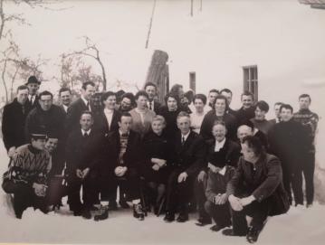 Ustanovitelji Turističnega društva Stari vrh 1. marca leta 1970 pred Žgajnarjevo hišo. V ospredju v sredini prvi predsednik društva Tomaž Demšar z ženo.