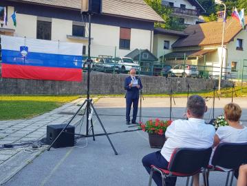 Slavnostni govornik na slovesnosti ob dnevu državnosti na Trebiji je bil dr. Andrej Fink. Foto: Karla Šturm