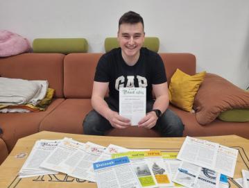Jakob Jezeršek s Polanskimi cajtngi. / FOTO: MATEJA RANT