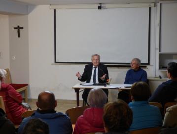 Publika je pozorno prisluhnila besedam prof. dr. Jožeta Balažica. FOTO: JURE FERLAN