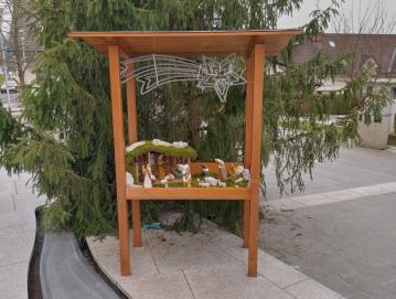 V preteklem decembru so bile na Trgu Ivana Regna poleg smreke prvič tudi jaslice. Postavilo jih je Turistično društvo Gorenja vas. Stojalo je brezplačno izdelal Roman Kavčič, jaslice s hlevčkom je postavil Milan Miklavčič, nakup figuric pa je omogočila Krajevna skupnost Gorenja vas. FOTO: JURE FERLAN