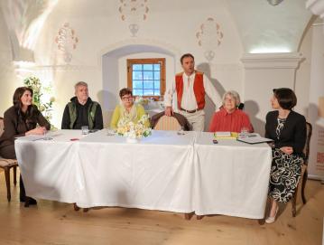 Na Glasovi preji o narečjih, ki jo je vodila Ana Jagodic Dolžan (skrajno desno), so sodelovali (z leve): Sanja Boto, Milan Čadež, Tončka Oblak, Andrej Šubic in Francka Benedik. / FOTO: TINA DOKL