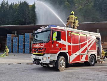 Gasilci vseh sedmih gasilskih društev v občini so oktobra izvedli skupno vajo ob mesecu požarne varnosti in preverili usposobljenost ekip. FOTO: ARHIV PGD GORENJA VAS