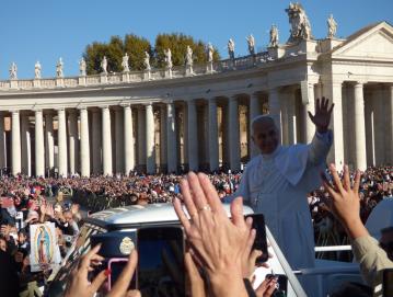 Vrhunec romanja je bilo srečanje s papežem Leonom XIV. na Trgu sv. Petra in večtisočglavo množico romarjev iz vsega sveta. FOTO: JURE FERLAN
