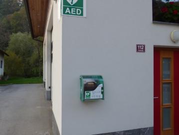 Defibrilator na hotaveljskem gasilskem domu je nameščen na dobro vidnem mestu. FOTO: JURE FERLAN
