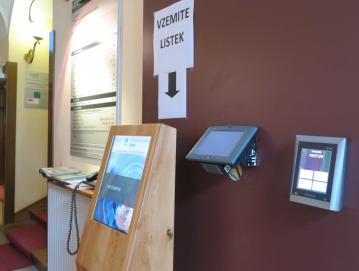 Na Upravni enoti Škofja Loka so na novo vzpostavili sistem upravljanja čakalnih vrst v sprejemni pisarni. FOTO: VILMA STANOVNIK