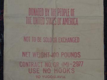 Povojna pomoč v obliki moke iz ZDA je bila pakirana v takšne vreče.