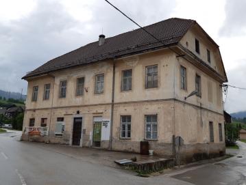 Stavbo stare šole v Gorenji vasi bodo uredili v center za dnevno varstvo starejših. Foto: D. P.