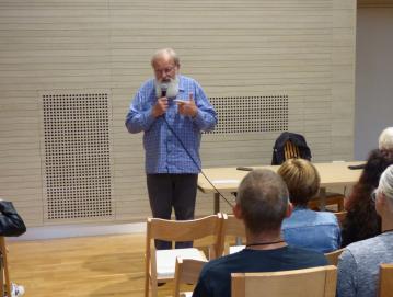 Predavanju Karla Gržana so številni obiskovalci pozorno prisluhnili. FOTO: JURE FERLAN