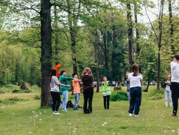 Vadbo Dihamo z naravo izvajajo v mirnih kotičkih zelenic, parkov in gozdičkov z namenom umirjanja in sproščanja posameznika v sicer hitrem, pogosto tudi stresnem tempu vsakdana. FOTO: DRUŠTVO ŠOLA ZDRAVJA