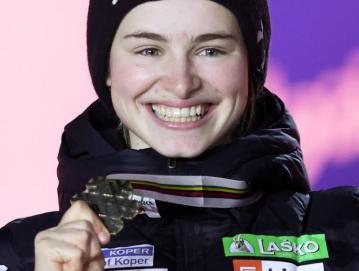 Nika Križnar je na premierni ženski tekmi na veliki skakalnici na svetovnih prvenstvih skočila do bronaste medalje. Bori se tudi za veliki kristalni globus. FOTO: SLOSKI