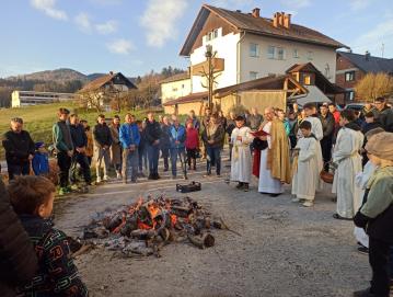Letošnjega blagoslova velikonočnega ognja na Trati se je udeležilo veliko ljudi. FOTO: JURE FERLAN