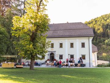 V nedeljo, 31. maja, bo med 15. in 19. uro pred Dvorcem Visoko zaživela Preja – sejem unikatnih izdelkov. FOTO: ANJA STROJAN
