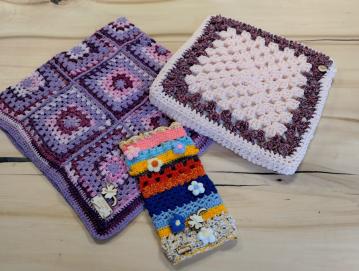 V skrbno izdelane kvačkane pripomočke so prostovoljke vložile veliko časa. FOTO: JURE FERLAN