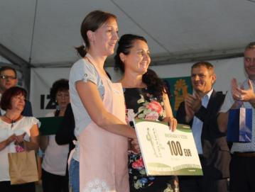 Tretjeuvrščena Katarina Demšar je za nagrado prejela bon Semenarne Ljubljana. Foto: spletna stran Koroških novic