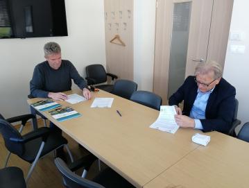 Župan Milan Čadež (levo) in direktor podjetja SGP Zidgrad Idrija Igor Božič podpisujeta pogodbo Foto: arhiv Občine GVP
