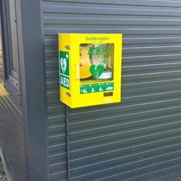 Slika za novico V občini nameščena že 14. naprava AED