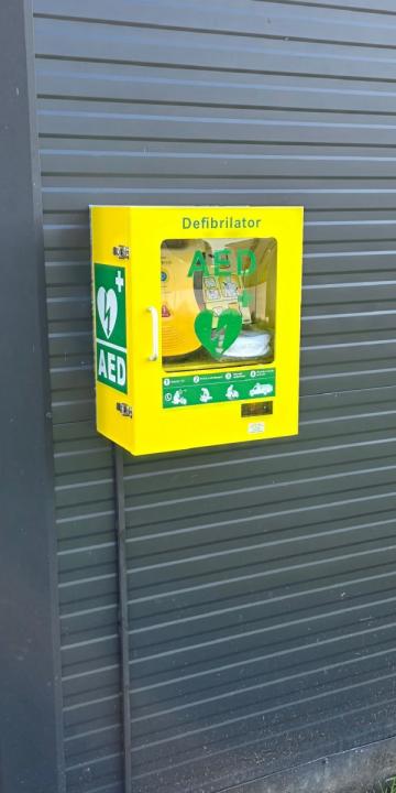 Slika za novico V občini nameščena že 14. naprava AED