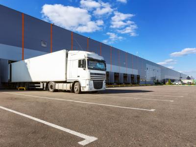 Dvoriščna logistika: ko dvorišče ni več prostor čakanja, ampak voden logistični tok