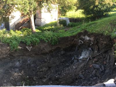 Udor zemlje je velik, tudi na bližnji hiši je povzročil veliko škodo. (Foto: Občina Laško)