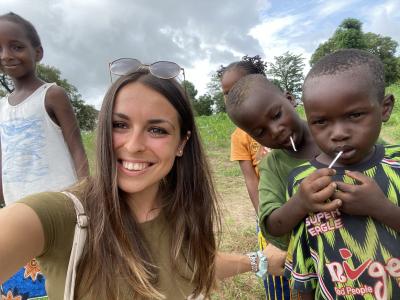 Eneja Slaček iz Slovenske Bistrice, ki zaključuje študij fizioterapije, se je letos udeležila študentske humanitarne odprave v Gambijo, kjer so študentke pomagale tamkajšnjim prebivalcem. 
