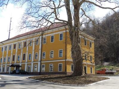 Dvorec Kozje iz 19. stoletja je relativno dobro ohranjen in primeren za  različne dejavnosti. (Foto: Kozjanksi park)