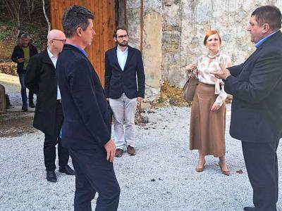 Ministrica za kulturo Asta Vrečko je ob obisku Kozjanskega napovedala prizadevanja ministrstva za dodatne finančne vire za obnovo gradov. (Foto: Radio Štajerski val)