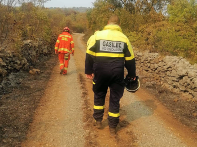 Pri gašenju na Krasu so zdaj aktivirani tudi gasilci iz celjske regije. (Foto: Izidor Kitak)